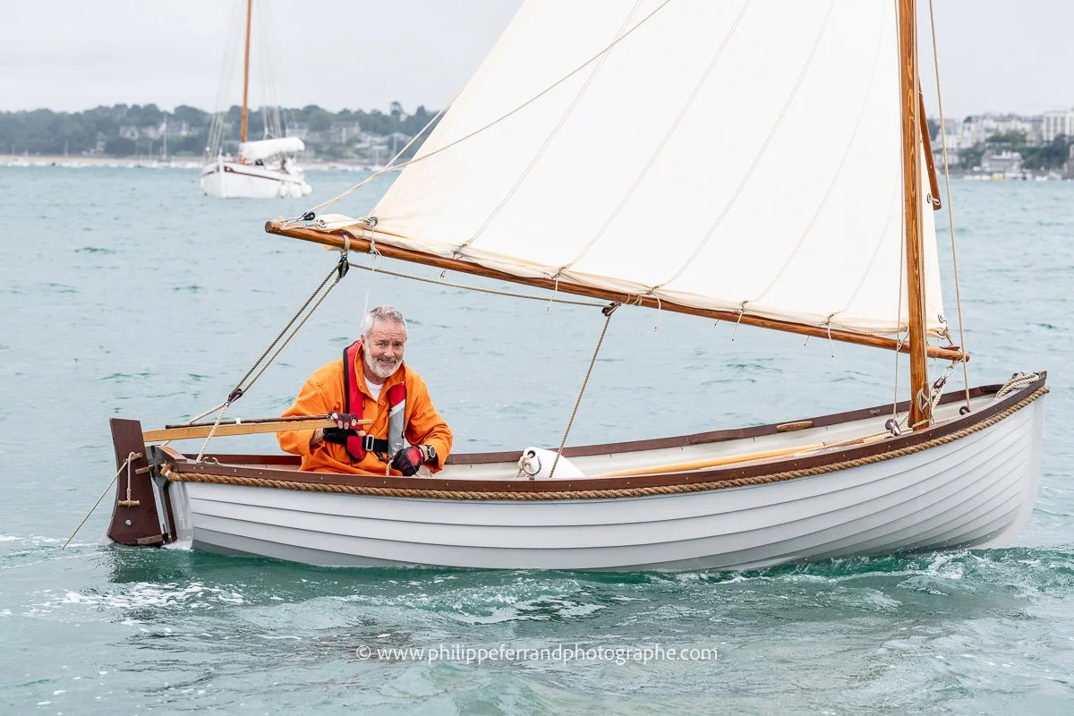 Petit voilier dans l'avant port de Saint Malo en attente de l'écluse