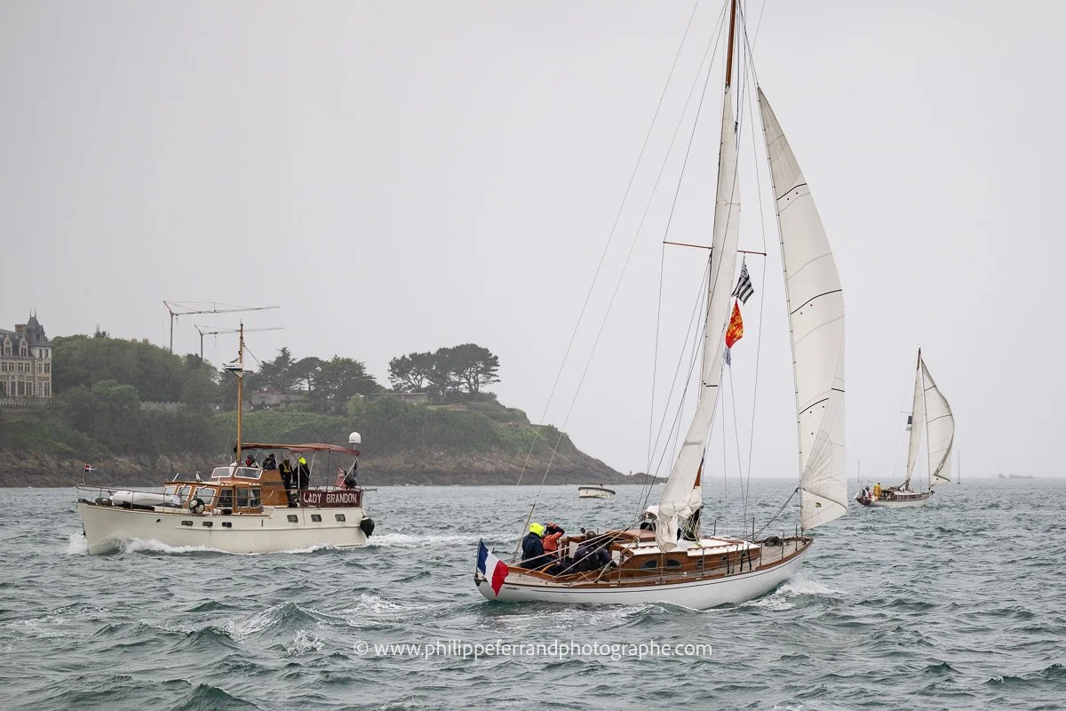 Les vieux gréements et le bateau comité sous un grain