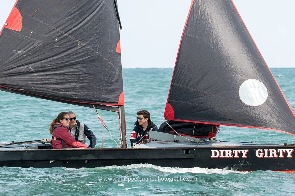 Voilier Dirty Girty et son équipage au portant sous une petite brise