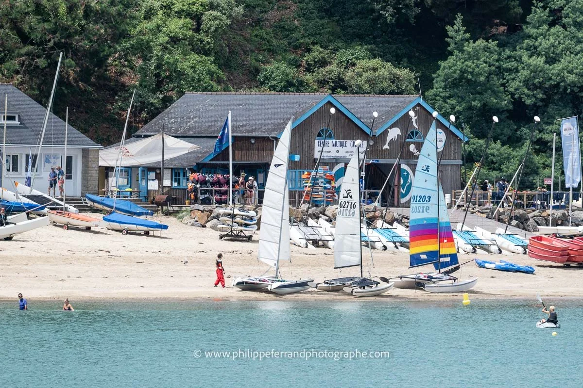 Briefing avant de mettre les bateaux à l'eau, devant le centre nautique de Cancale
