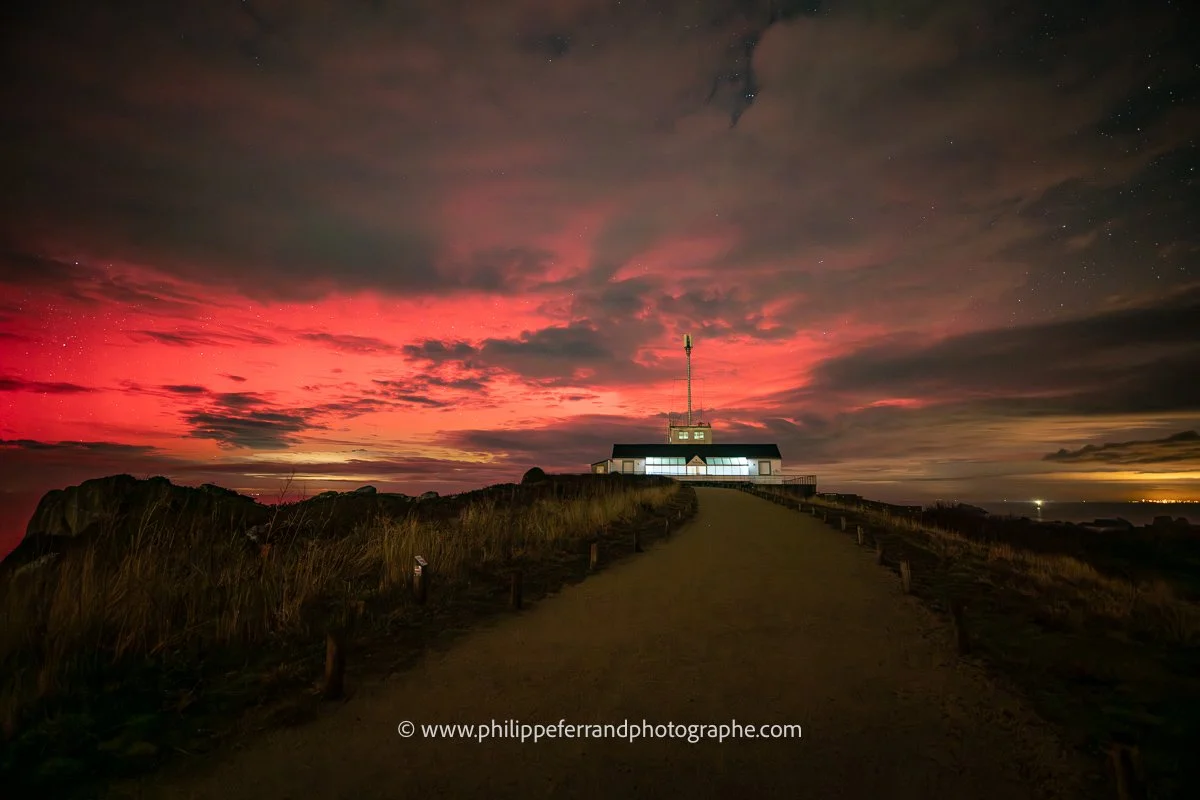 Photo du sémaphore de la pointe du Grouin avec le ciel rouge de l'aurore boréale