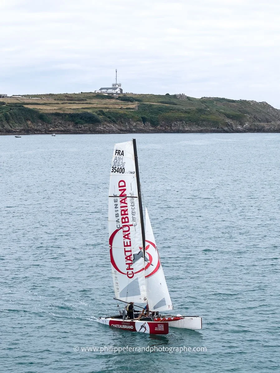 catamaran chateaubriand devant le sémaphore de la pointe du Grouin