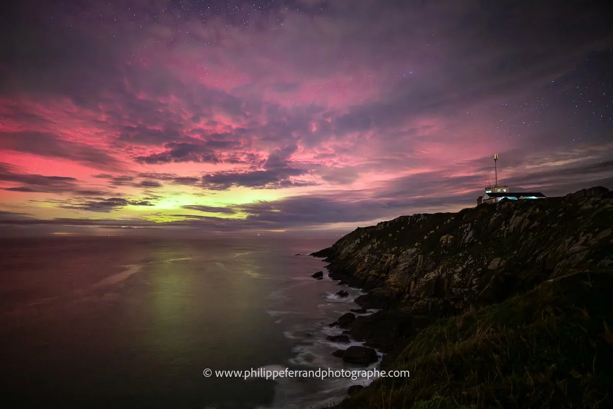aurore boréale sur la côte d'émeraude