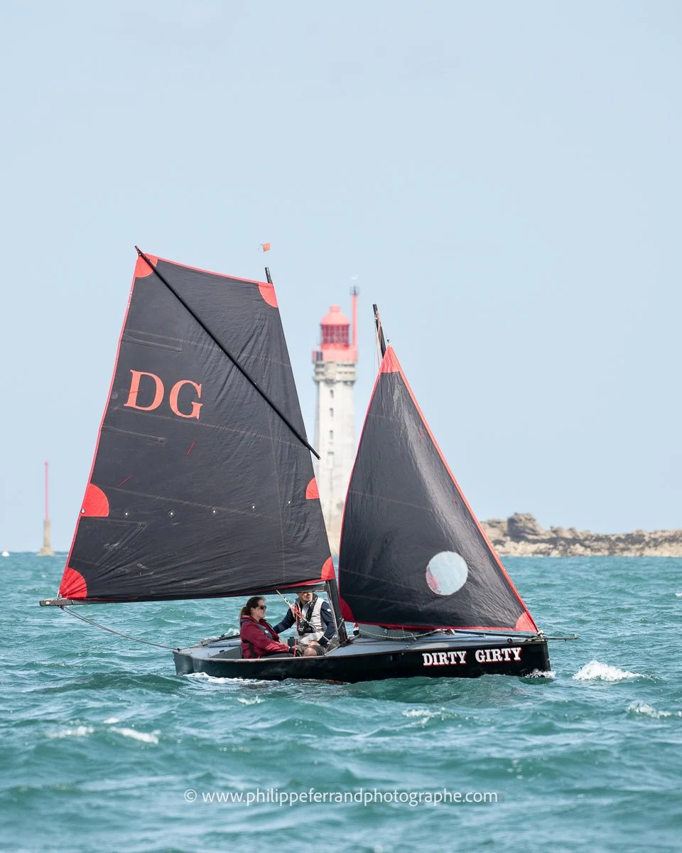 Le Voilier Dirty Girty devant le phare du Grand Jardin