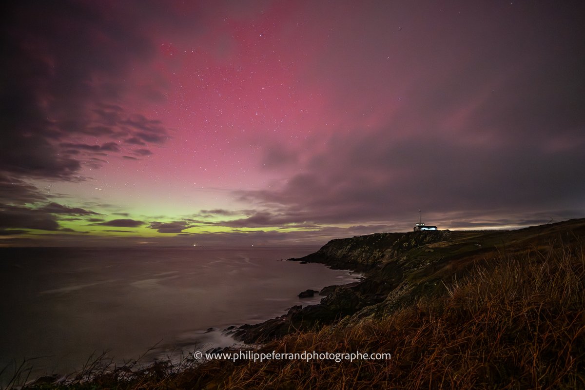Pointe du Grouin à Cancale sous une aurore Boréale