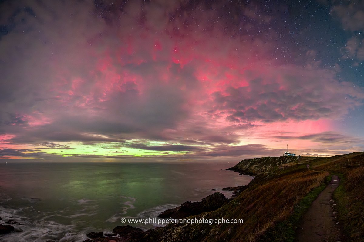 Panorama de 5 photos montrant la globalité de l'aurore boréale et la pointe du Grouin