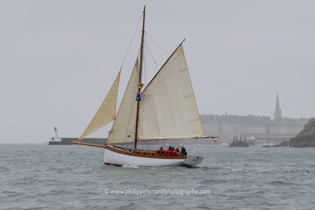 Vieux gréement dans un grain devant les remparts de Saint Malo