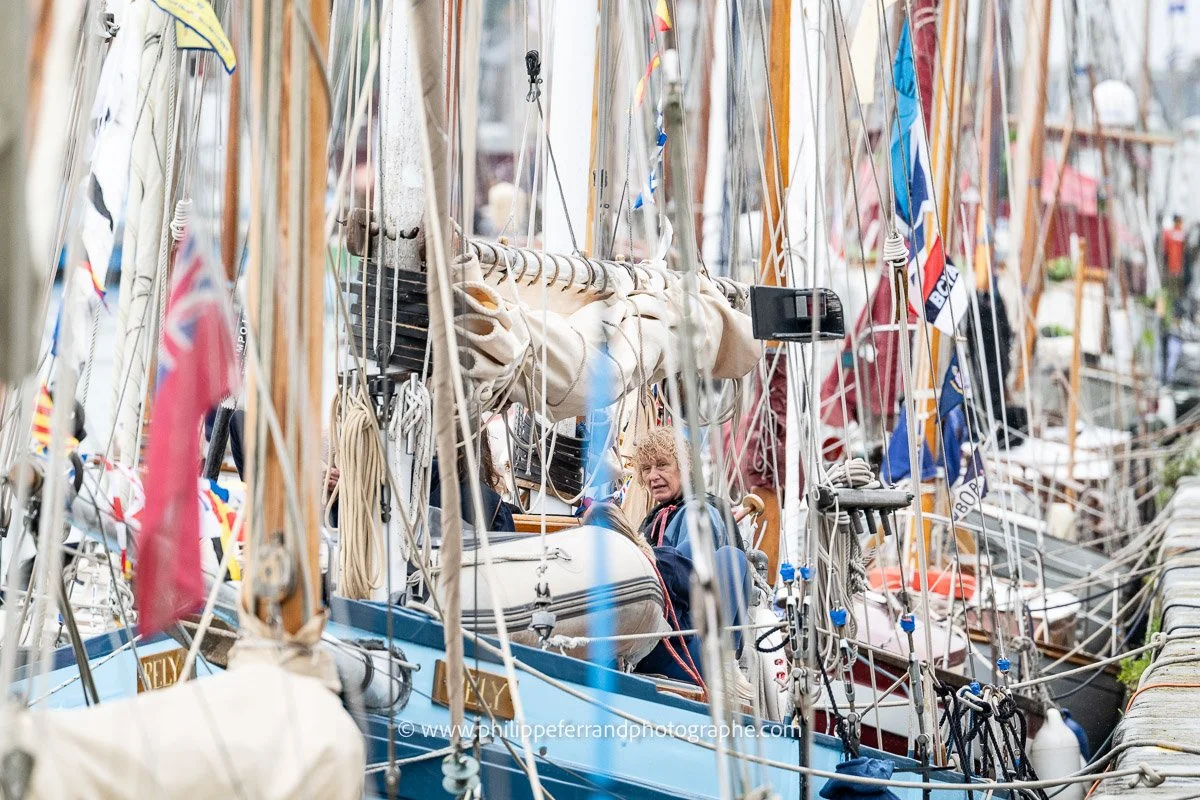 Foule de cordage sur les vieux gréements au amarrés au port de Saint Malo