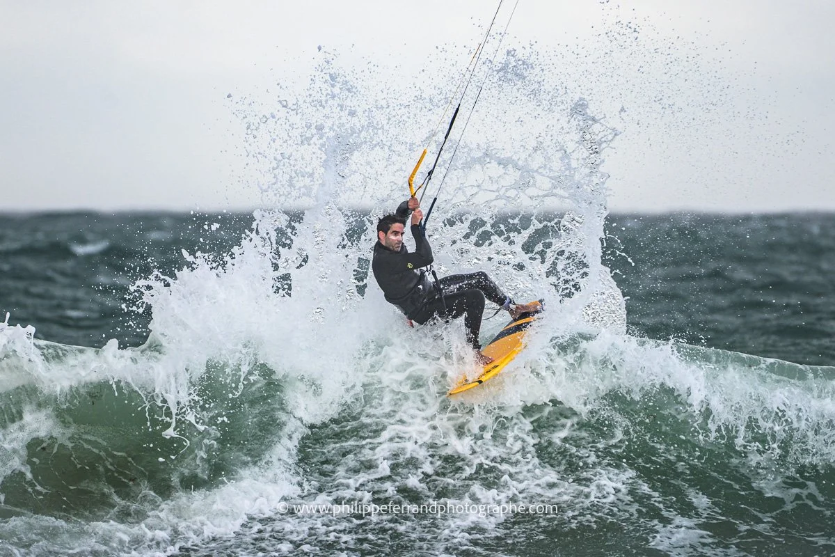 Surfaite dans les vagues de Saint Malo