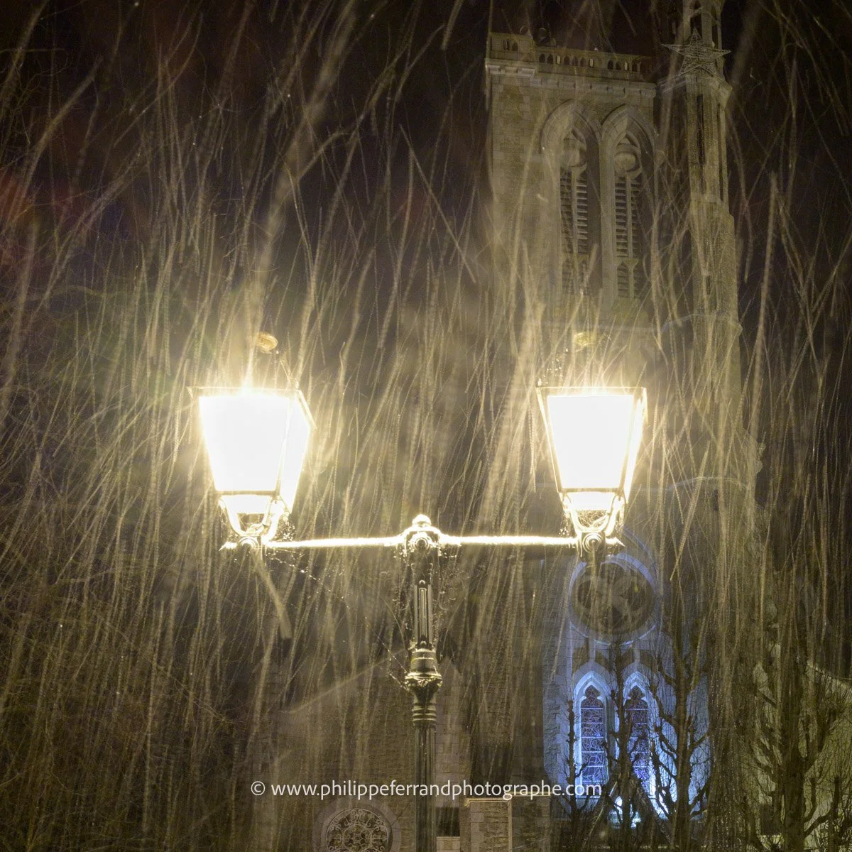 375 - il neige - à l'église