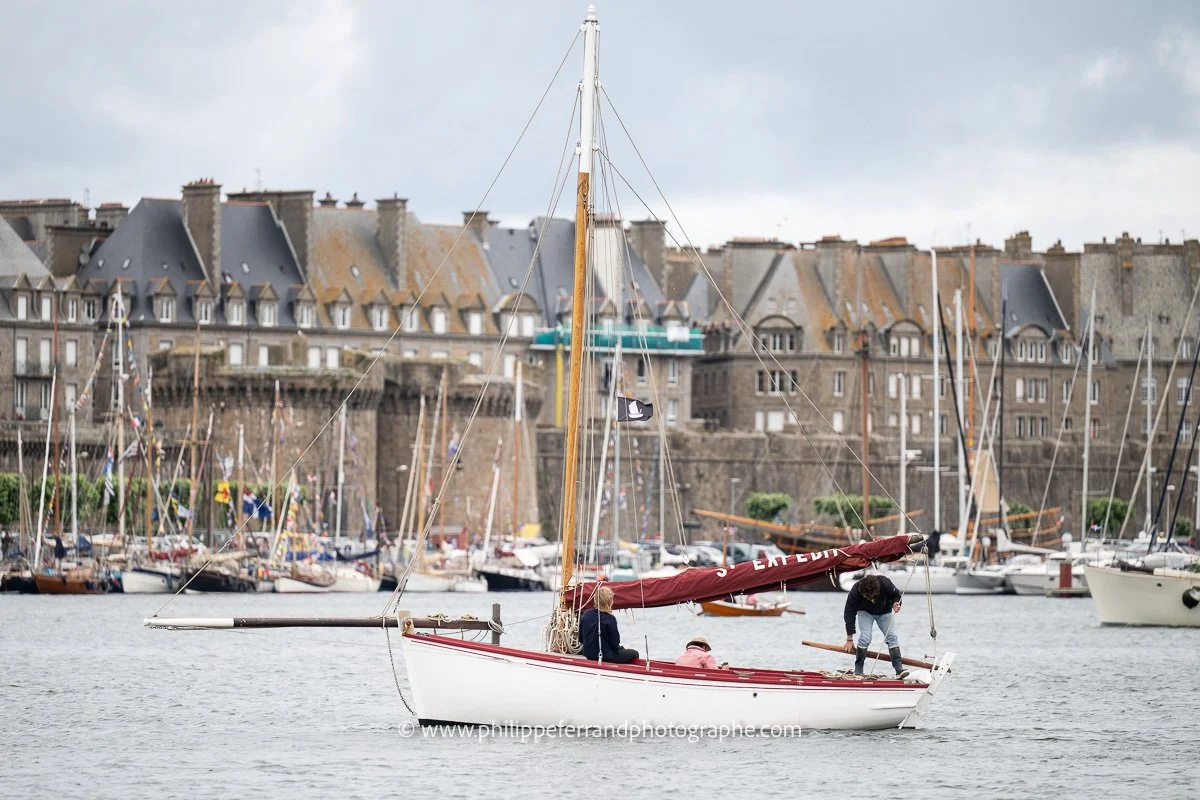 Le Saint expedit se prépare à sortir des bassins du port de Saint Malo