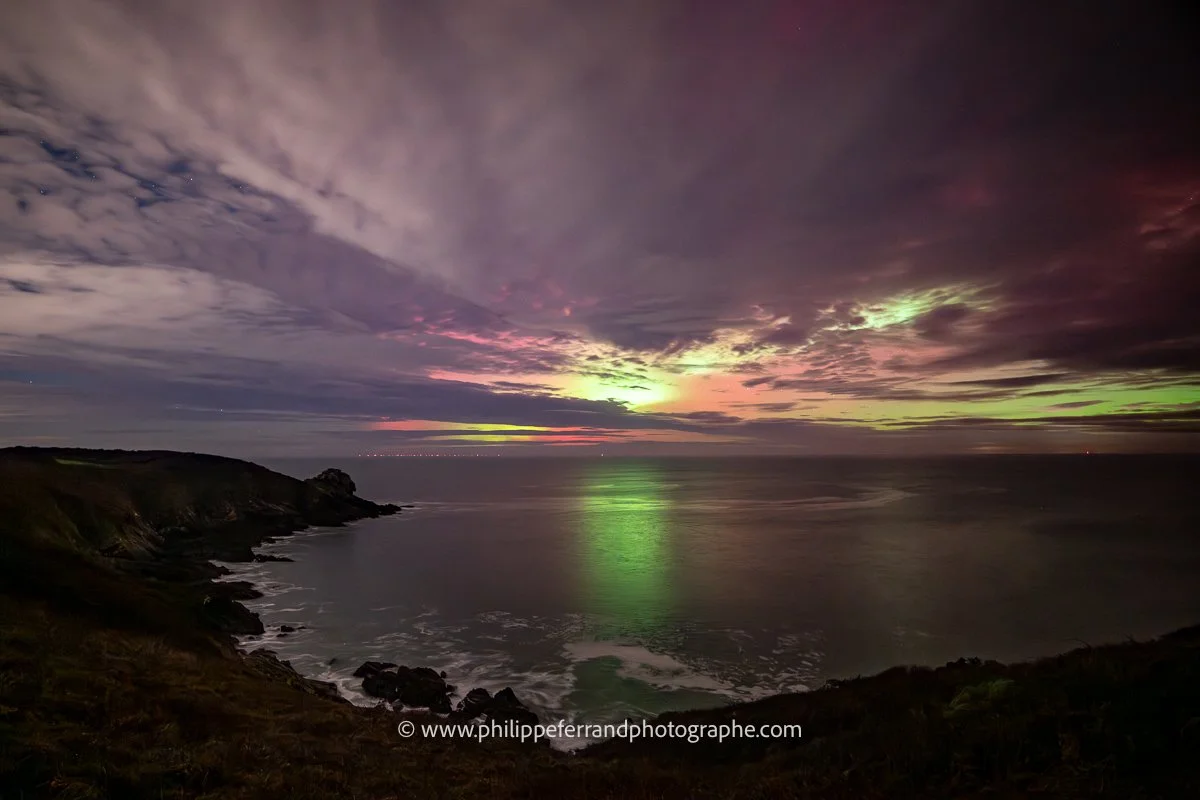 Pointe de Rochefroide sur la côte d'émeraude avec l'aurore Boréale