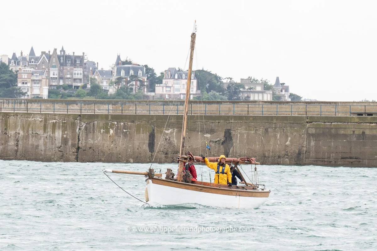 Attente d'un vieux gréement dans l'avant port de Saint Malo