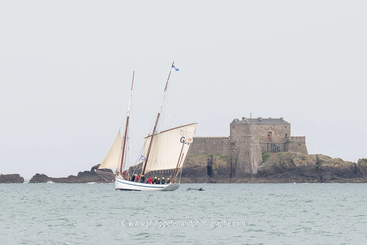 La Granvillaise devant le petit Bé