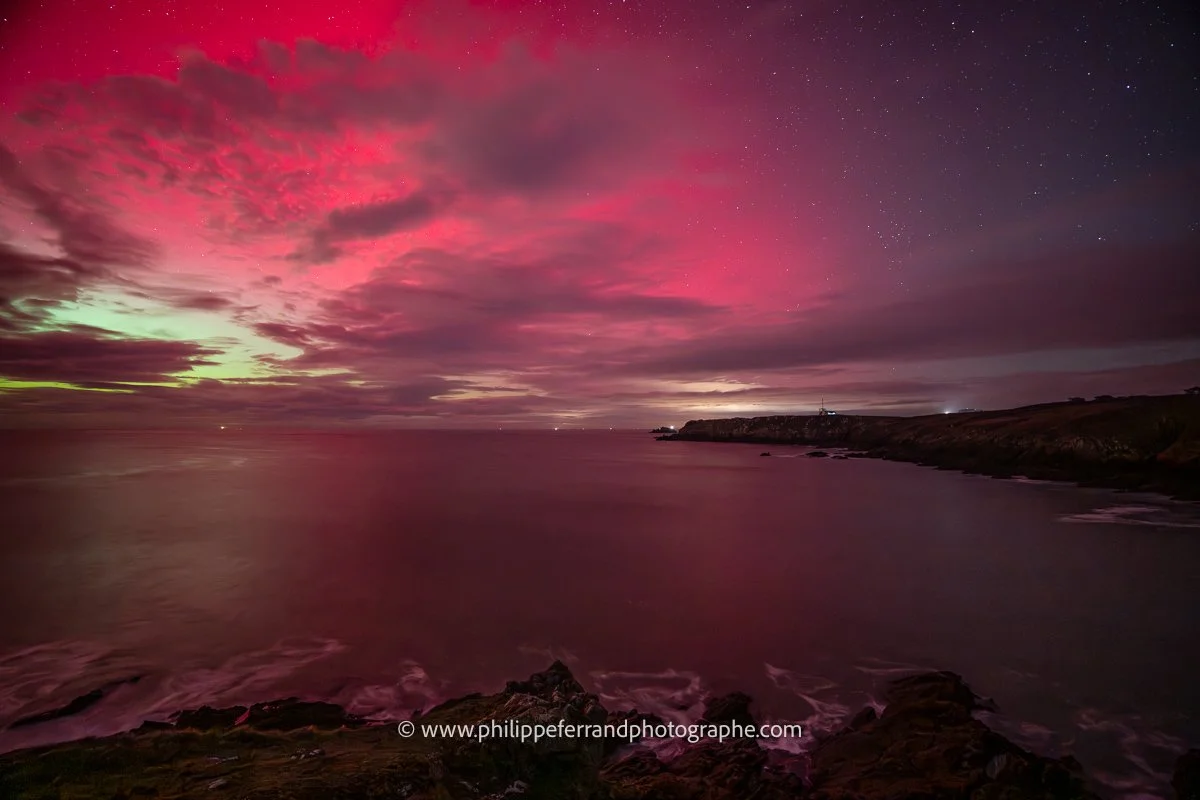 Vue de la pointe du Grouin sous une aurore boréale bien rose