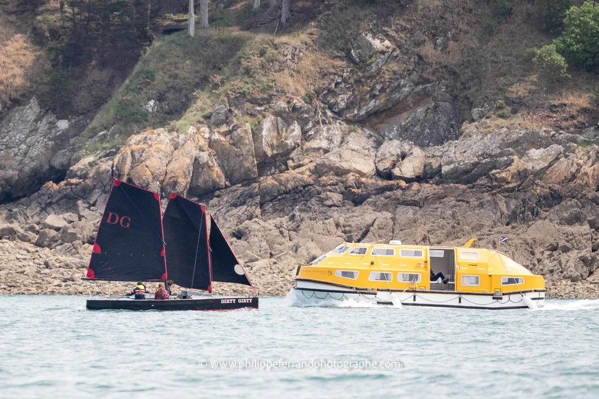 Le Dirty Girty croise une navette de paquebot devant Saint Malo