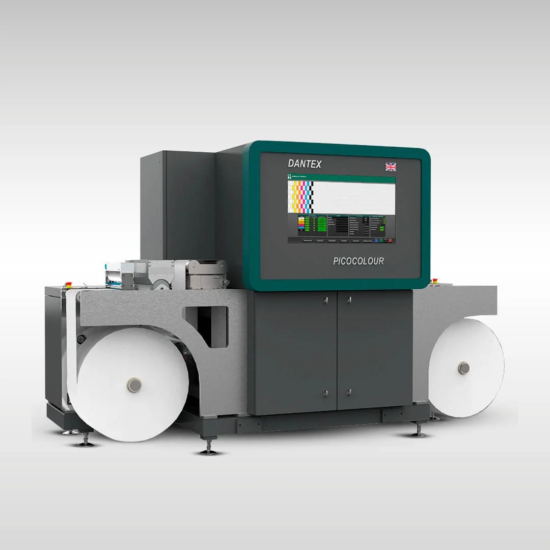 Máquina de impresión digital con pantalla de control y rollos de papel a ambos lados.