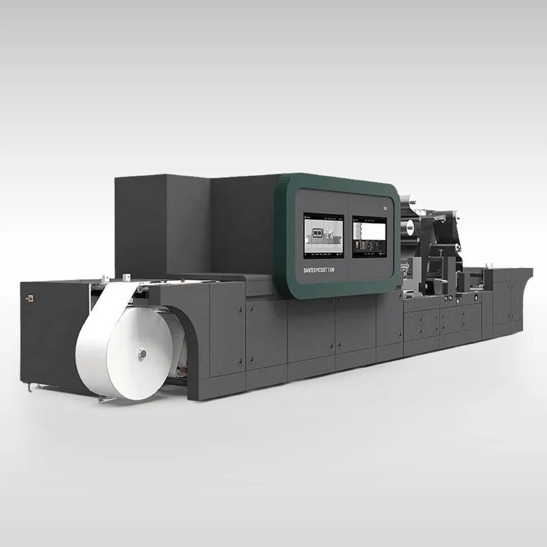 Máquina de impresión industrial con pantalla digital y rollo de papel en la parte delantera.