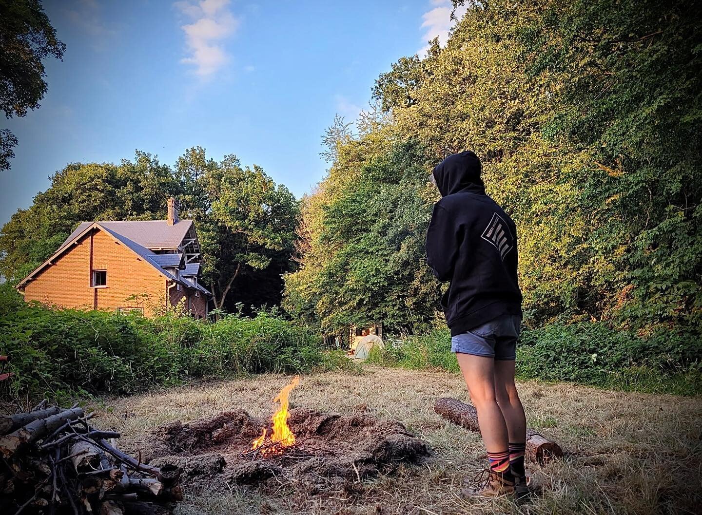 Fan of @brasserievandekelder waiting patiently by the 🔥 for the start of the open depot of tomorrow&hellip; 😉🍻🍻

Come over, meet the brewers &amp; get some beers for your holiday! ☀️

📍Rue Paul Michielsstraat 52, Jette
🗓 saturday 16/07
⌚️ 2-6 p