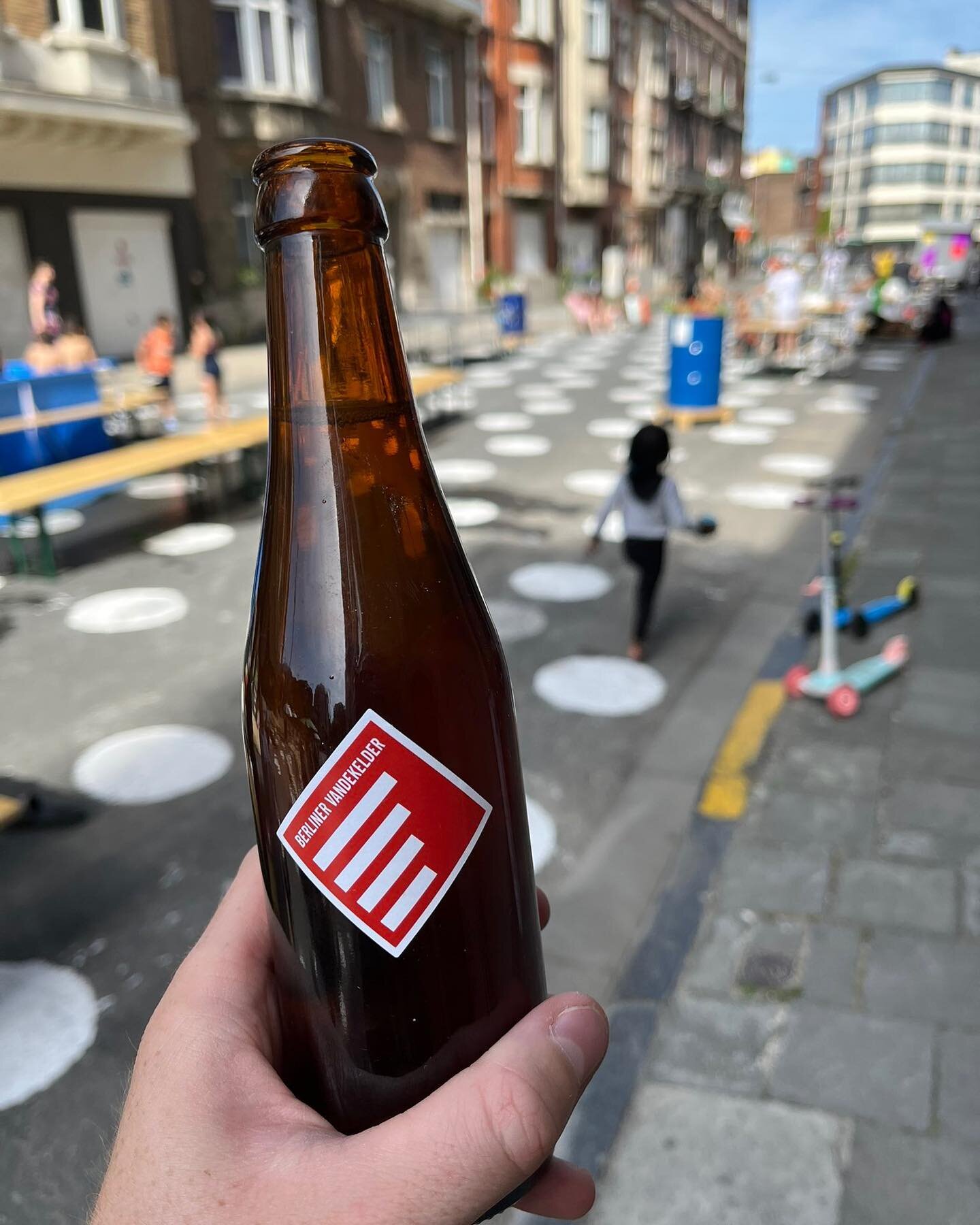 Chill @ rue Picardstraat &amp; enjoy a #vandekelder !! ☀️🍻☀️🕺💃🏿 (pic: @tgatzios )

@openstreets.maritieme #summerstreet #craftbeer #backtobeer #molenbeek #quartiermaritime #maritiemwijk #openstreets22 #zomerstraat #rued&eacute;t&eacute; #bxmabell