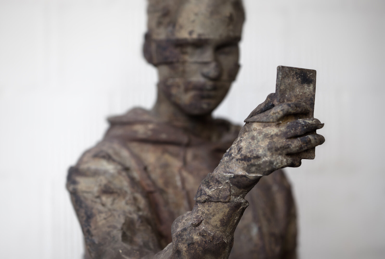   Selfie , 2016 Brass, 200 x 69 x 57 cm Private collection 