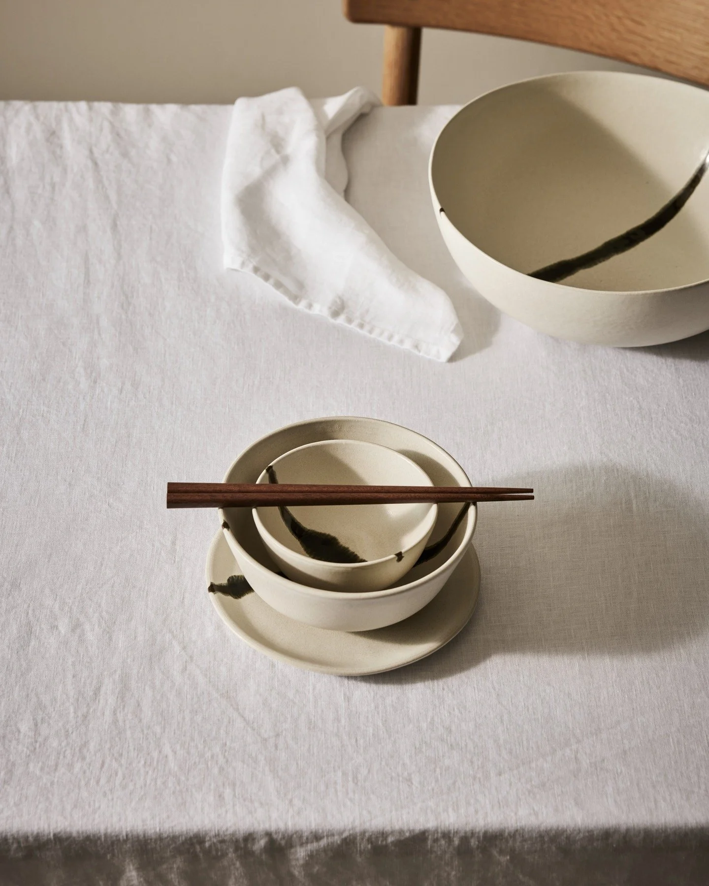 &Agrave; table black &amp; white ⚪⚫
#inspiration #vaisselle #ceramic #blackandwhite #handmade #slowdesign 
📸 tell me more