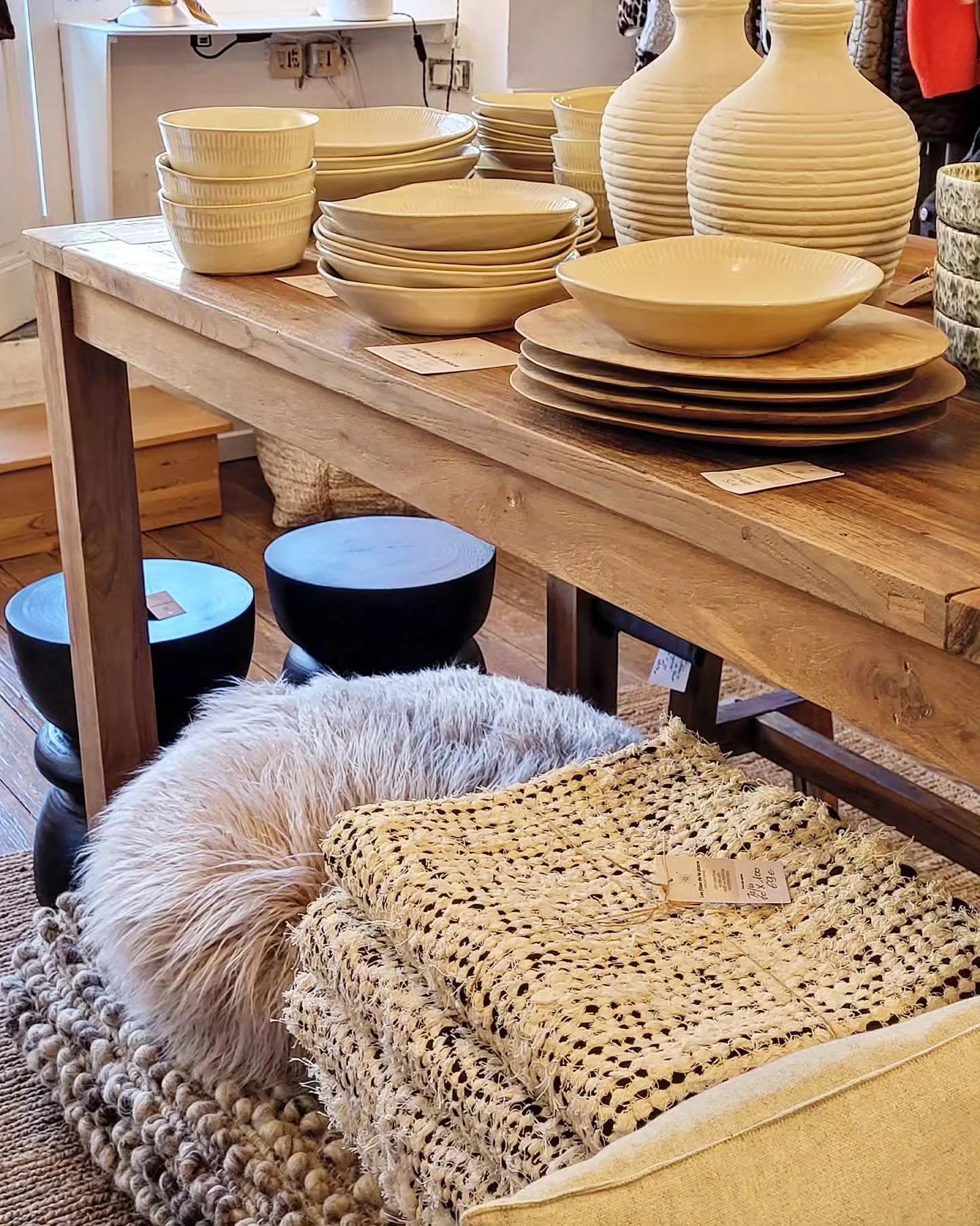 De la douceur pour nos int&eacute;rieurs 🩶🩶
Encore des nouveaut&eacute;s a retrouver chez @lesfillesdelaplace 
#deco #slowdeco #slowhome #decoinspiration #tapis #vaisselle #conceptstore #gard#nimes #montpellier #suddefrance