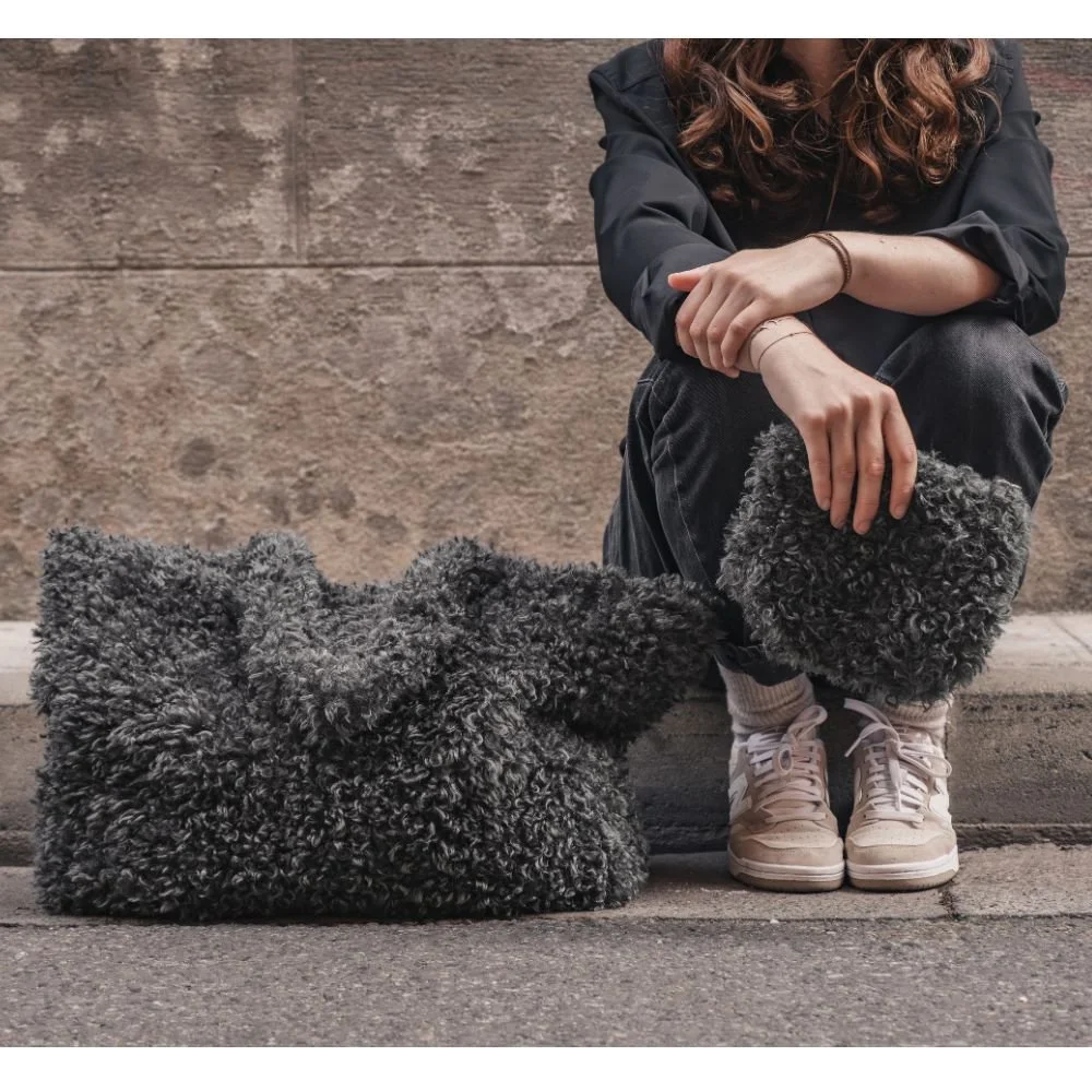 sac-cabas-en-fausse-fourrure-ZOLT-ZERRA-Dark-Grey_fiche-produit-ambiance (1).jpg