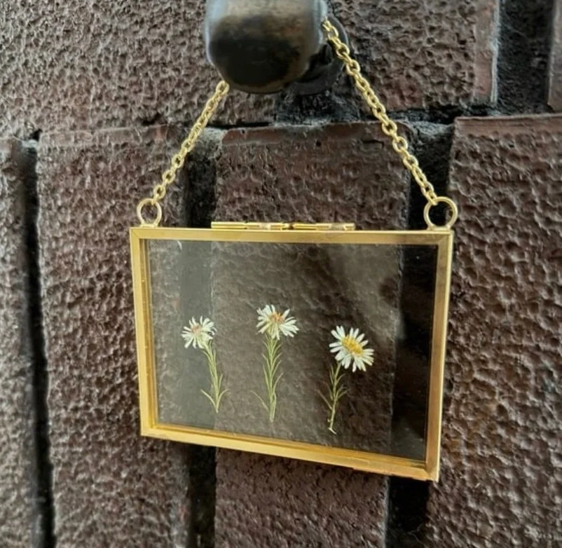 We&rsquo;re excited to welcome White Stone Art to the Memorial Day Weekend Market @thebarn1880! 🌿
This beautiful booth features handcrafted pebble art and pressed flower art, where simple natural materials are transformed into meaningful works of ar
