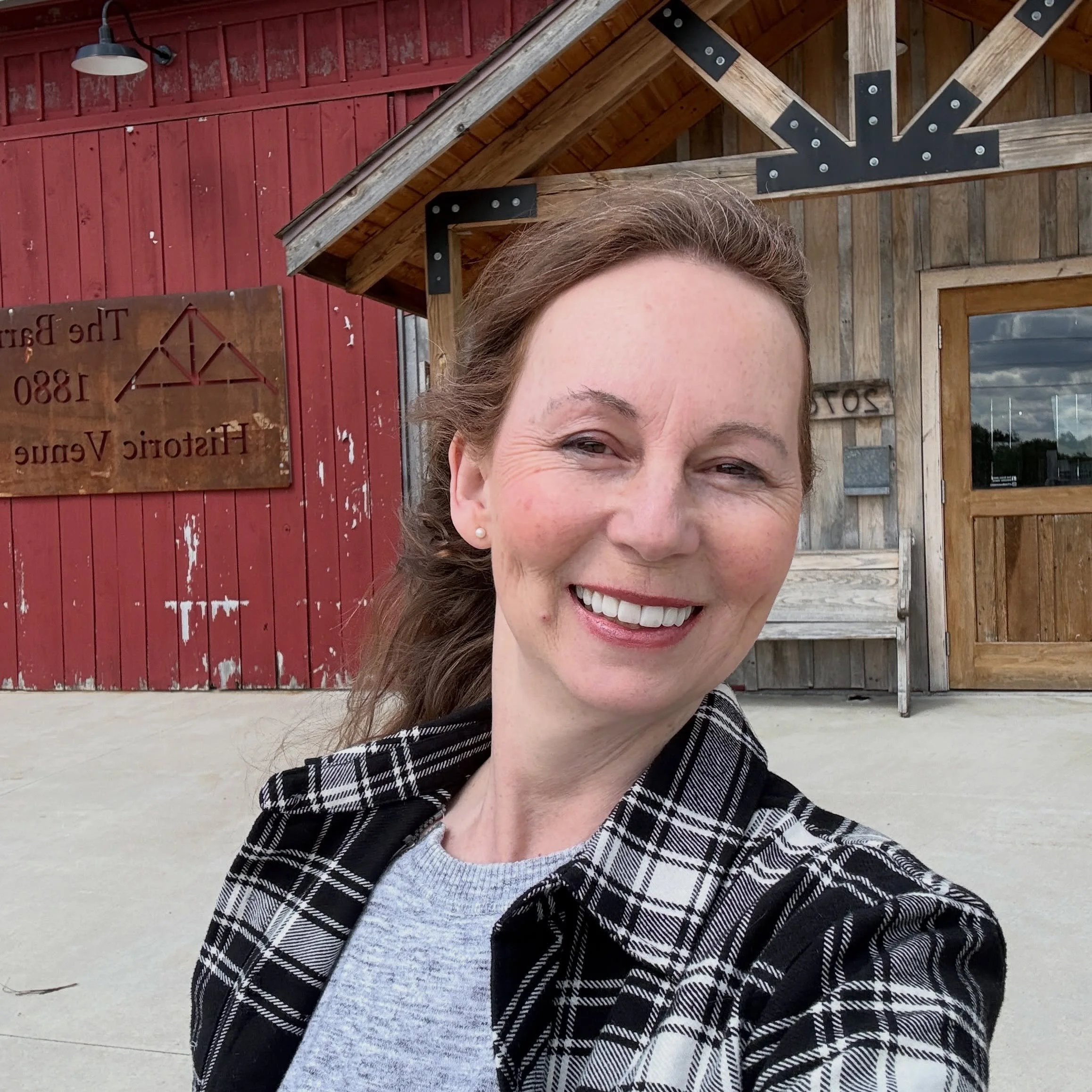 Lights, camera&hellip; Memorial Market 🎥✨We had the BEST time today recording a promotional video with our fabulous @kosciuskochamber team to share all the excitement happening at The Barn 1880 over Memorial Weekend!

Join us:
Friday, May 22 | 5&nda