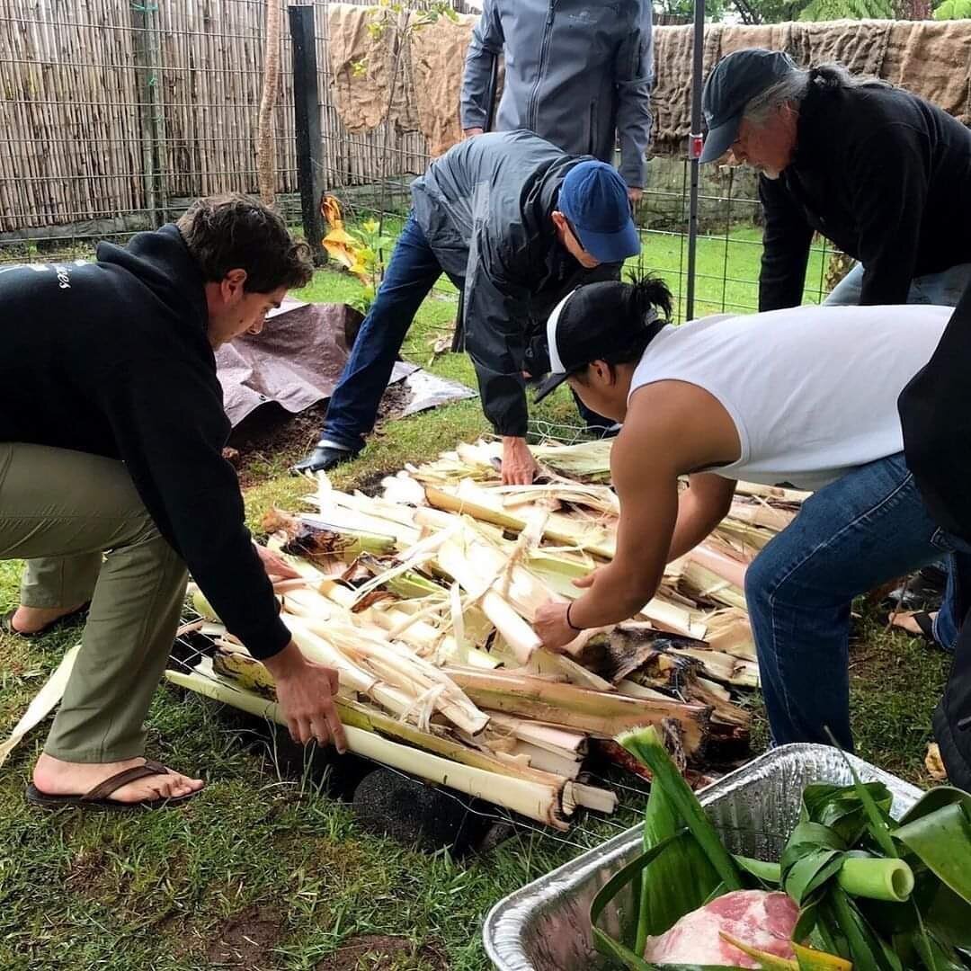Preparing the imu for a luau. Family, food, and cultural traditions are foundations of our program and philosophy at Makamae House.
.
.
.
.
.
#hawaiilife #hawaiianculture #hawaiianfood #hawaiiancuisine #imu #luau #familytime #familyfirst #seniorlivin