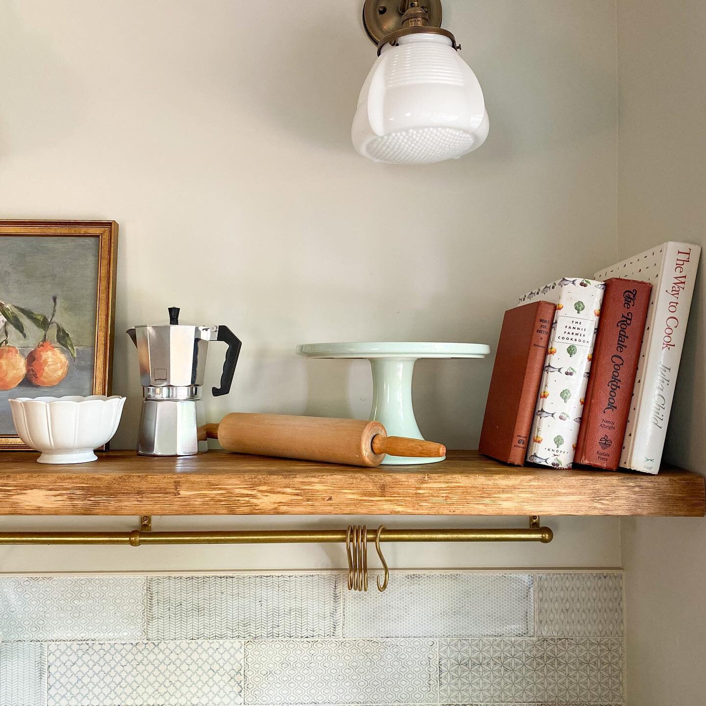 When staging a house, I want it to feel as much like a lived in and loved home as possible. 
When using items like this @wandajunehome cake stand, it&rsquo;s not only beautiful, but it creates a homey feel. I also may or may no have presented a real 