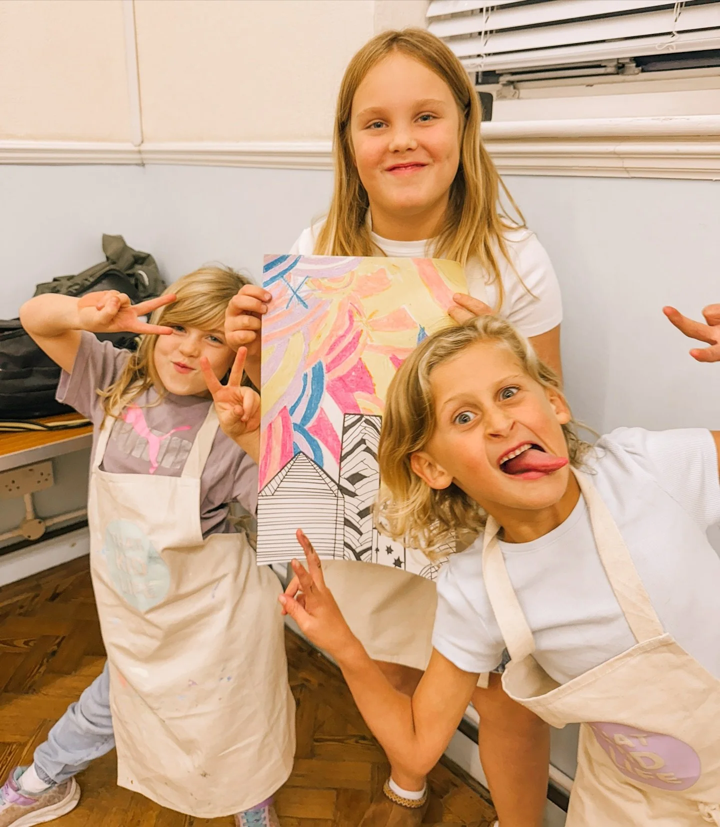 So many lovely photos I had to share them all! 💛 

Today our little artists were inspired by Romero Britto, starting with bold monochrome patterns and shapes, then adding bursts of colourful abstract fireworks with oil pastels. 🎆 I absolutely love 