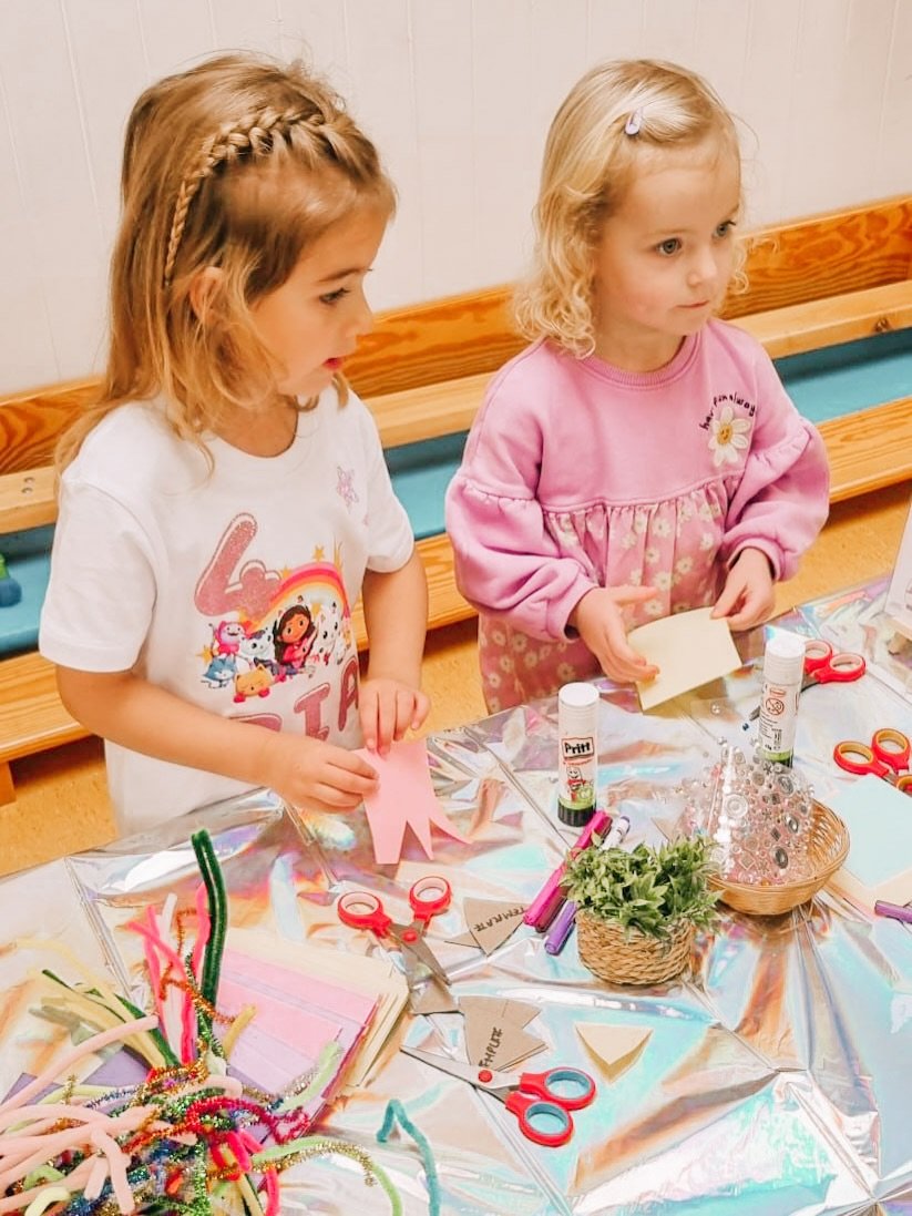 From making cute kitty ears, decorating cupcakes and playing in the rice tray to decorating a poster with chalk pens, personalised colouring and alllllll of the crafty bits and bobs, Ria&rsquo;s 4th birthday was so much fun. 

Our Little Crafters par