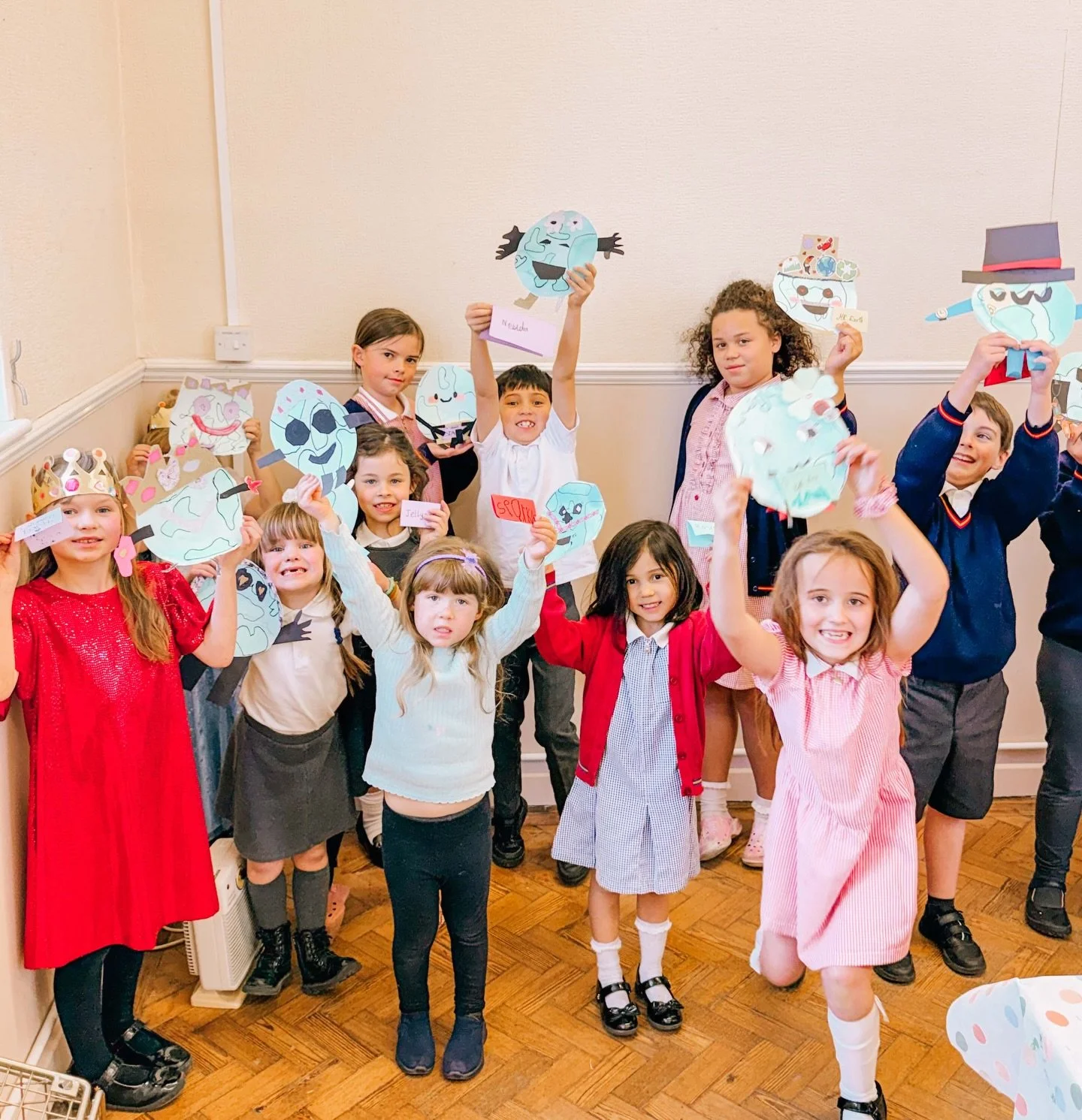 🍃 Scrap paper challenge 🌎 

Our little makers turned the world on its axis this week at Create Club! We started with some dreamy watercolour washes to create our blue and green globes, then gave Mother Earth a serious makeover.

Using leftover pape