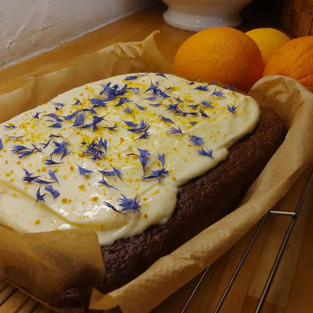 A miserable day here in Devon, so the perfect time to make a treat...carrot cake with a cream cheese and orange zest frosting with cornflower petals dried and stored from the garden last year....this year's crop not even started yet, but I'm looking 
