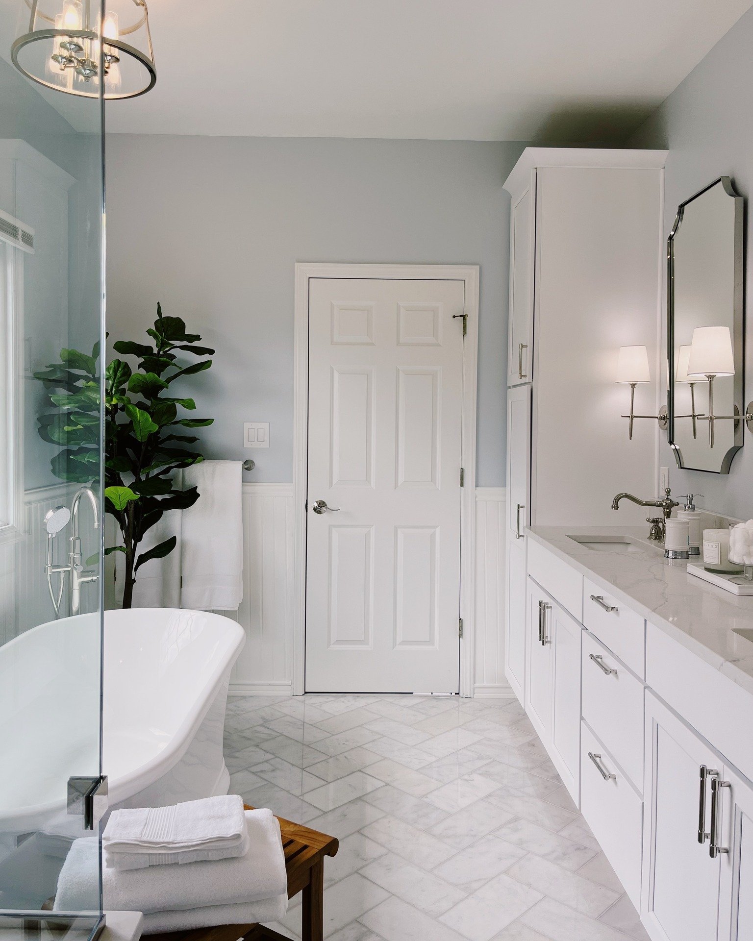 The calming atmosphere of this primary bathroom is perfect for a relaxing spa-like experience. 
.
.
.
#designfive #pittsburgh #pittsburghinteriordesigner #pittsburghinteriors #interiordesign #design #homedecor #homedesign #interiordesigners #interior