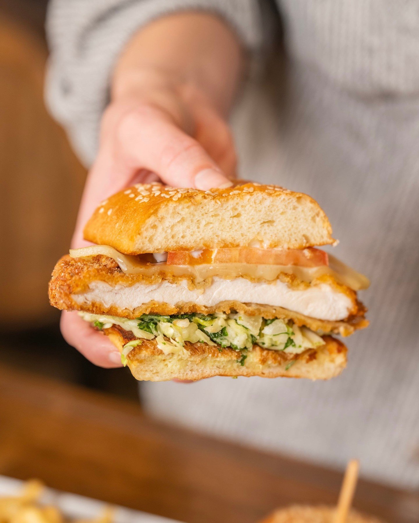 A crispy chicken sandwich and a cold beer just makes sense, come get yours🍺🍔

Sun - Thurs ➡️ 11:00am - 10:00pm
Fri - Sat ➡️ 11:00am - 11:00pm

📍4445 N 7th St Phoenix, AZ 85014

📍 1312 N Scottsdale Rd Scottsdale, AZ 85257

📍 201 E Southern Ave
Un