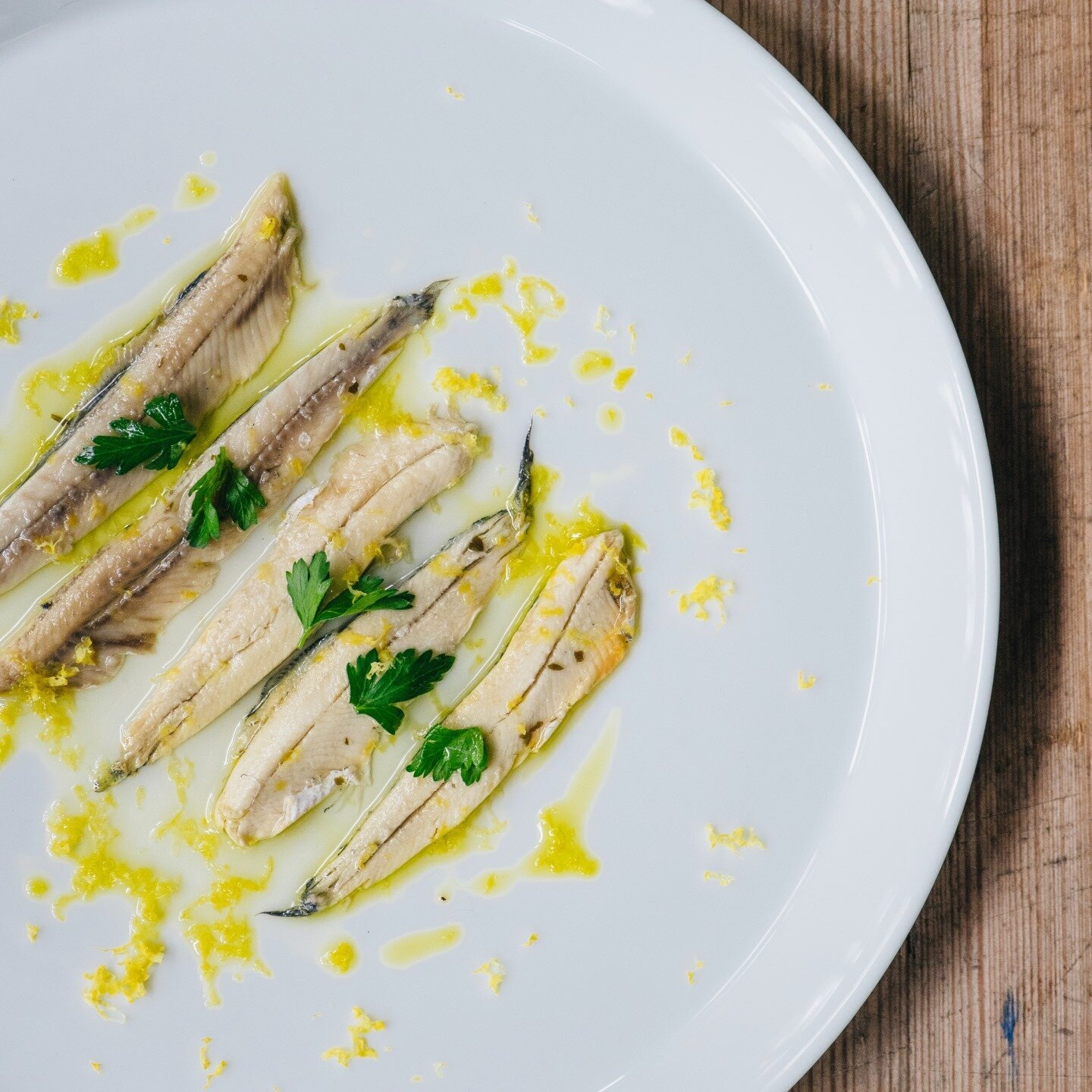 🐟 &middot; Boquerones y Patatas Fritas

Herb marinated White Anchovies served with our beloved house potato chips, one of our favorite pintxos. #laurelonrutledge