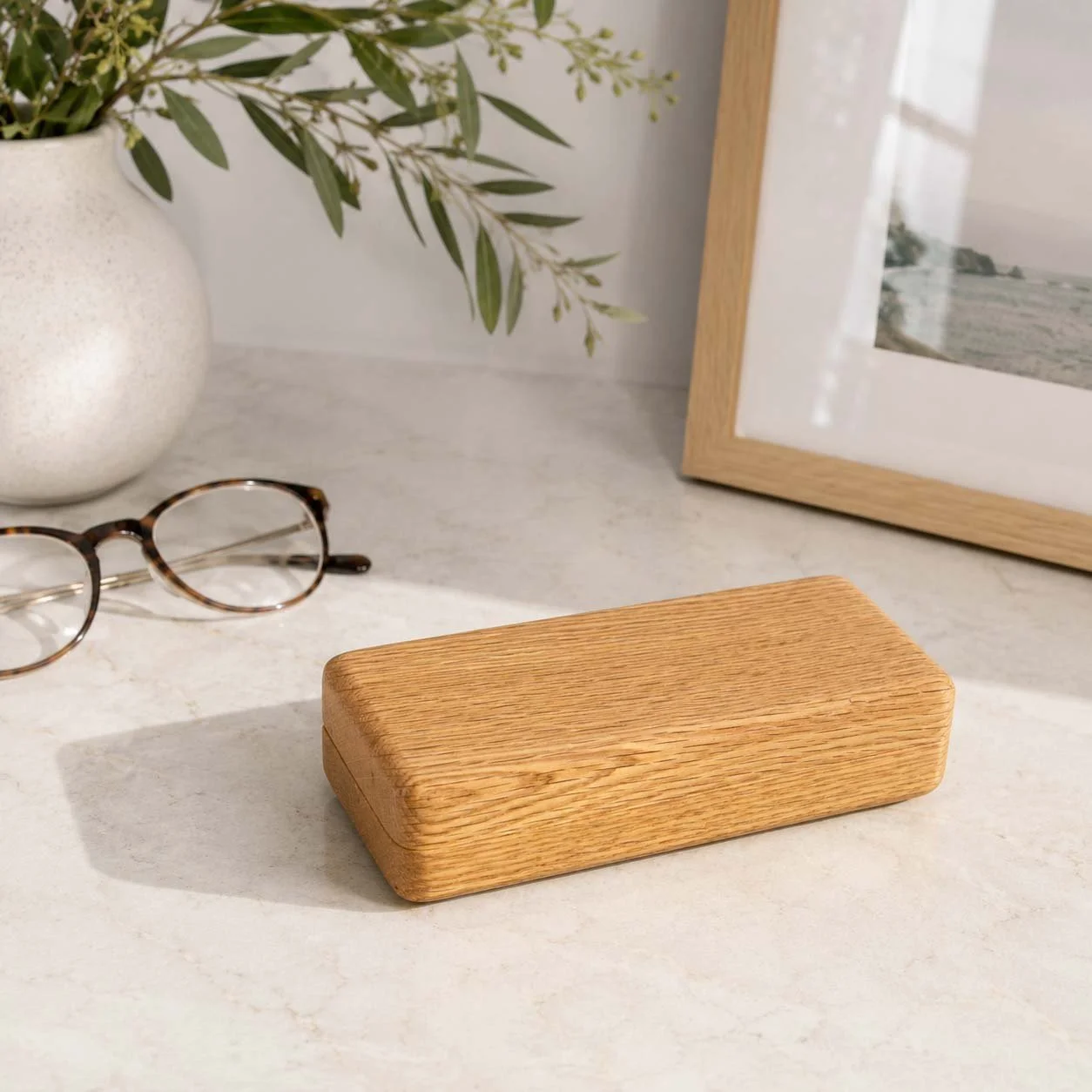 oak-eyeglass-case-closed-marble-lifestyle.jpg