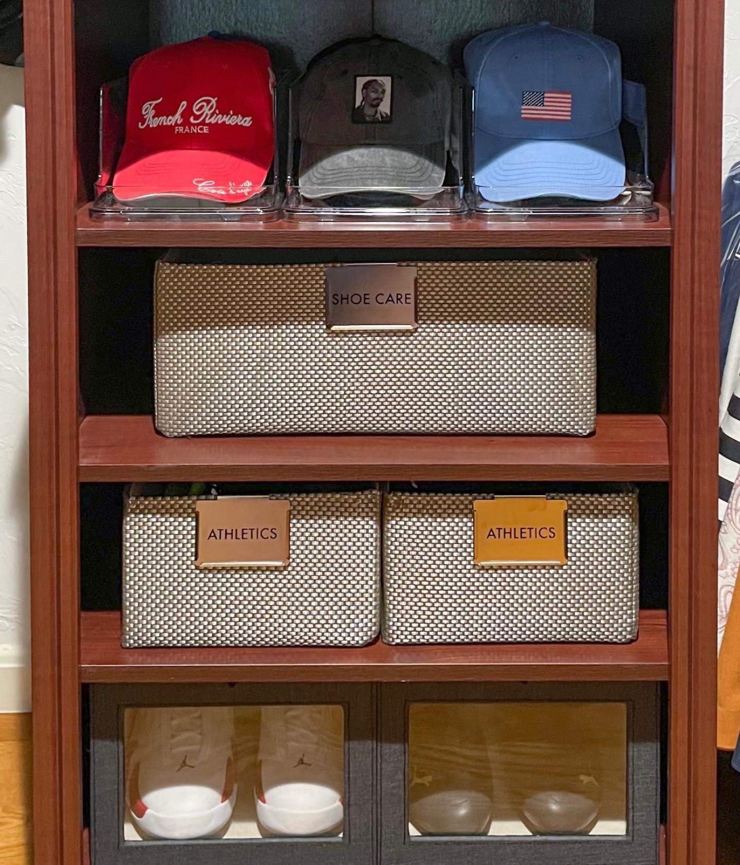 File this under primary closet goals 🤩⁣
⁣
We transformed this space using:⁣
&mdash; Deep acrylic bins to store hats⁣
&mdash; Baskets to corral clothing + accessories⁣
&mdash; Drop-front shoe boxes to store sneakers⁣
&mdash; Matching hangers⁣
&mdash;