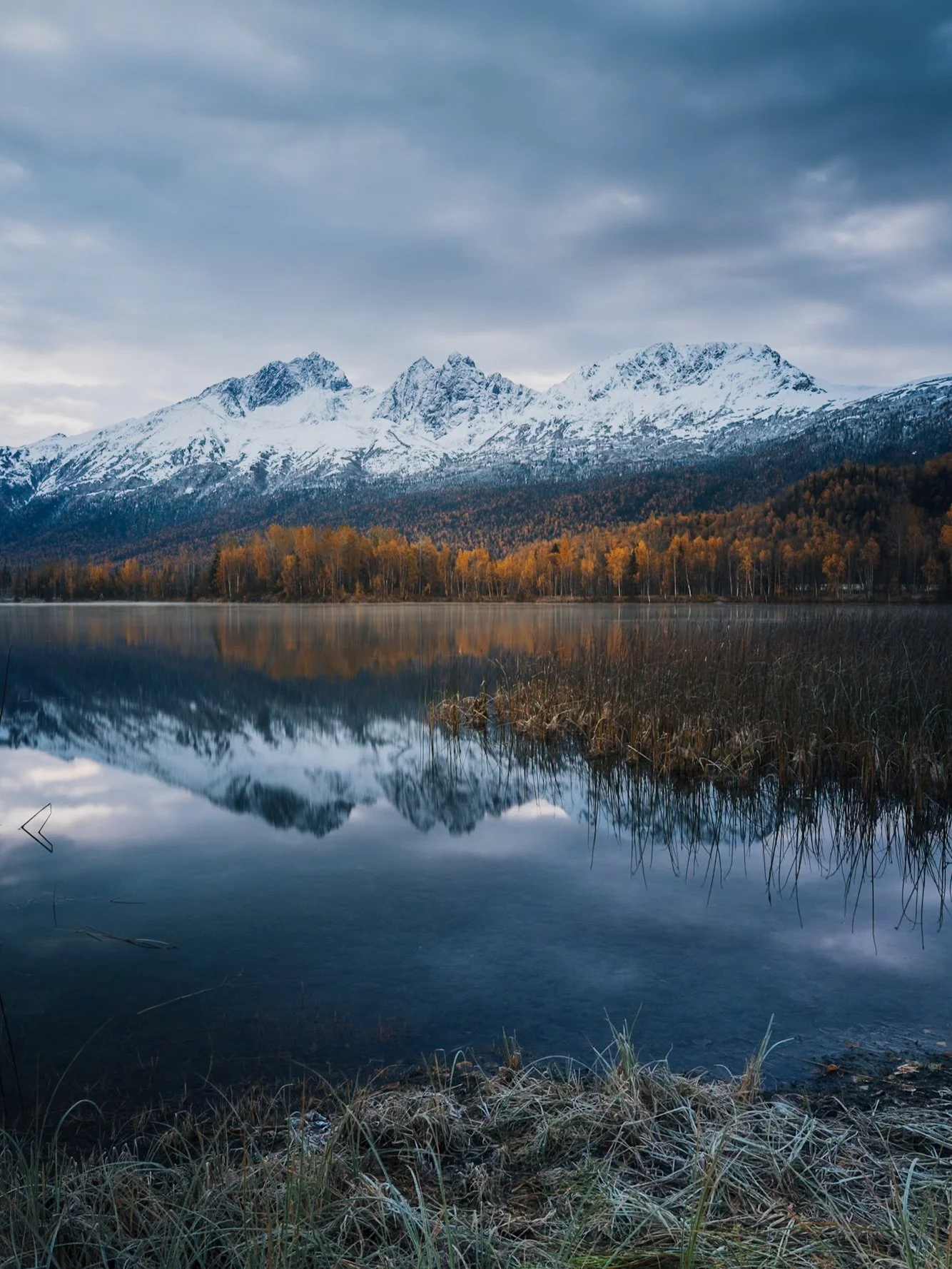 We landed in Alaska at 5am &mdash; perfect timing to be the only hikers at my first photo stop before sunrise.  I somehow took over 1,000 photos on Day 1. 😄 Here&rsquo;s just a tiny glimpse of our first day, filled with a taste of fall colors and ea