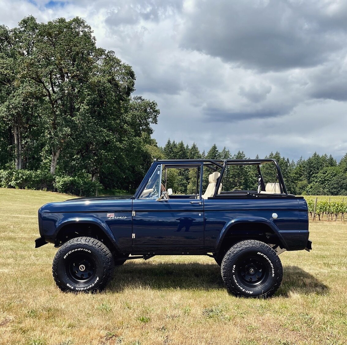 Midnight Blue Metallic! 😍 Classic Styling with Modern Technology and Reliability! 

🌎 Highlineclassics.com 
☎️ Call or Text - (503) 358-0668
✉️ info@highlineclassics.com

.

.

#earlybronco #bronco #broncos #earlyfordbronco #earlyford #classicford 