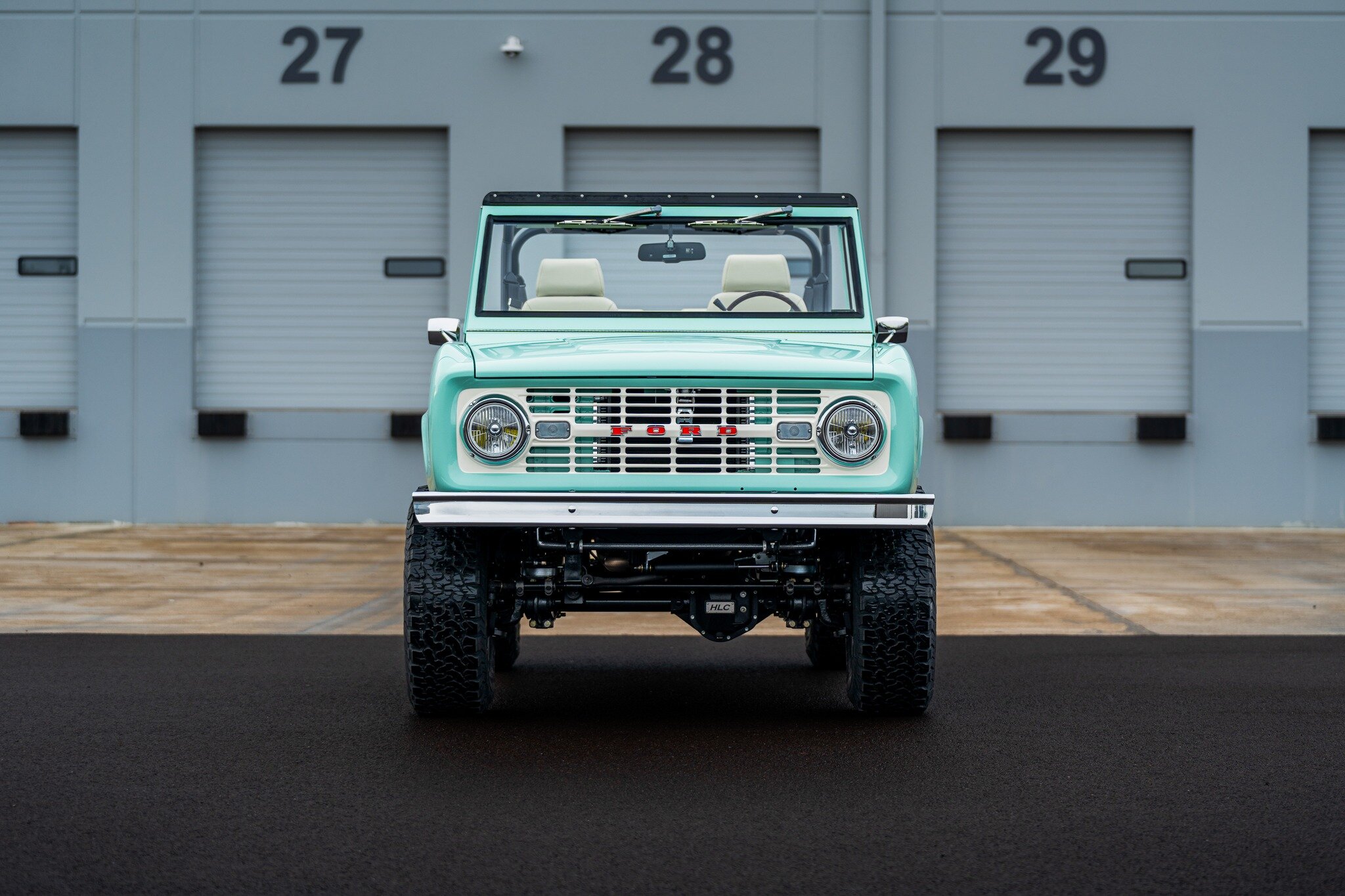 Closer Look At Bronco Build #199 🧐 Light Jade + Wimbledon White Grill 😍✨ Luxurious Relicate Napalio Riso Leather Interior, Ford 5.0 Coyote Engine Mated to a 10-Speed Automatic Transmission 💪 What do you think of this Timeless Combination?

🌎 High