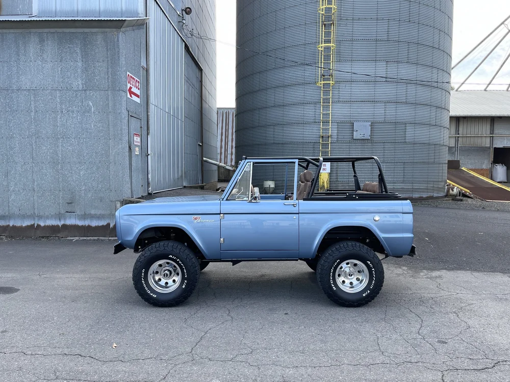 Family cage on Brittany Blue Classic Bronco