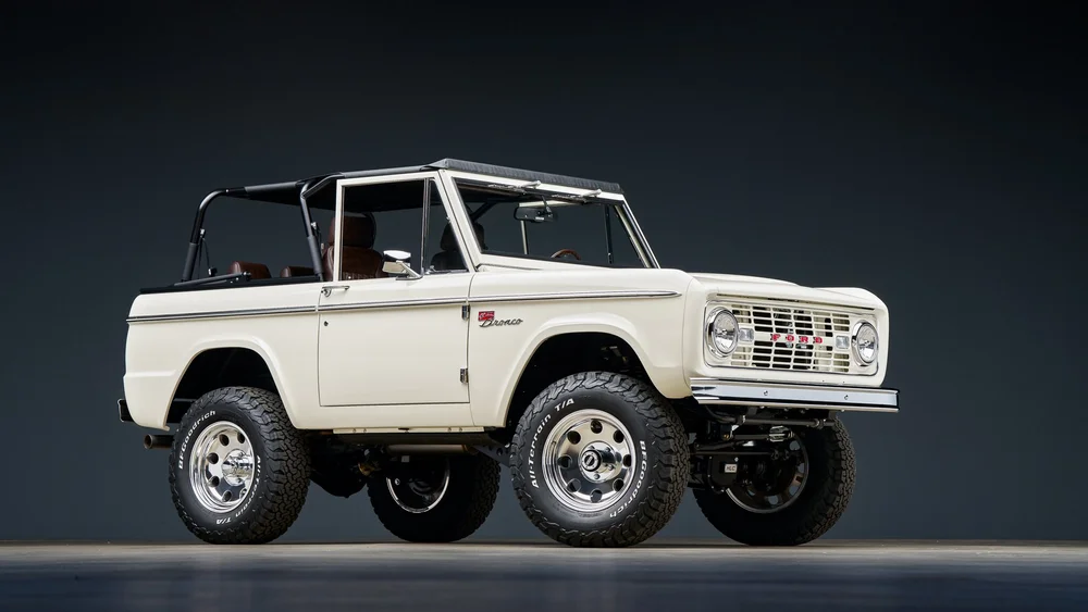Wimbledon White Classic Bronco with Sport trim