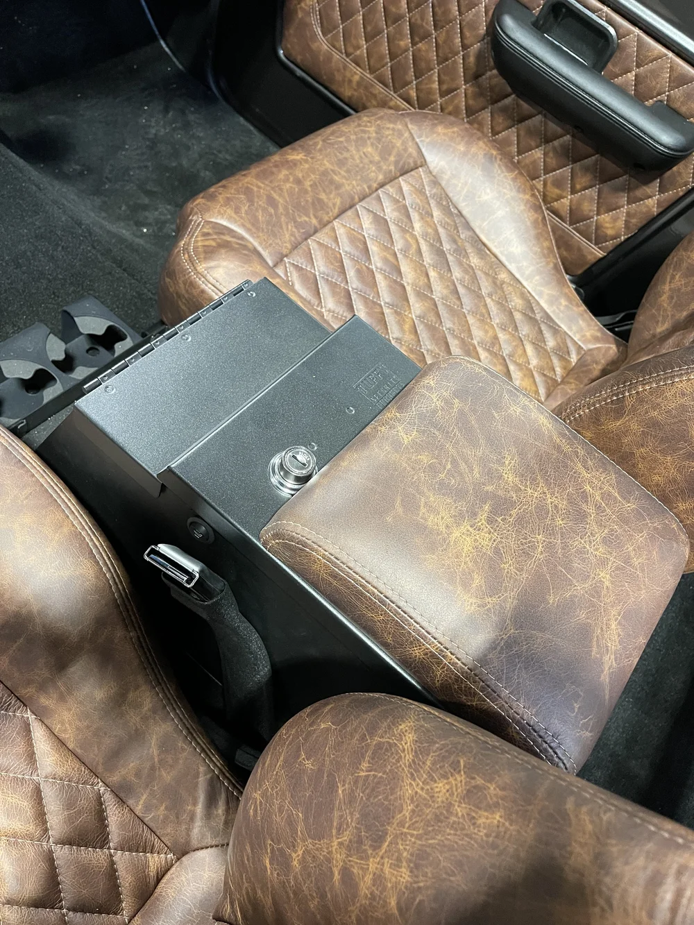 Standard console with hidden stereo