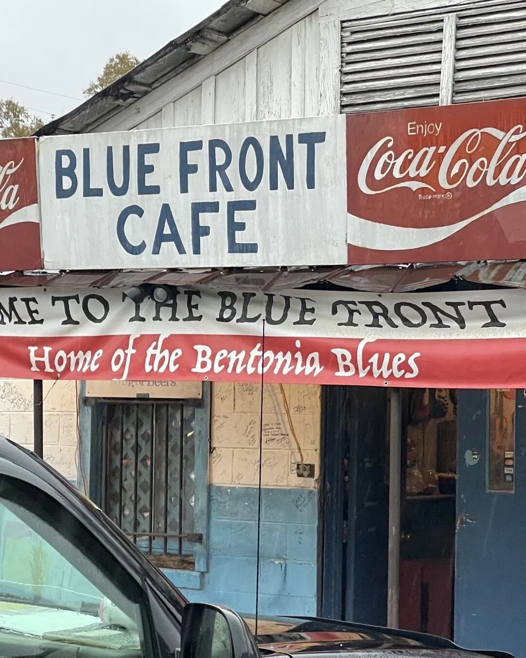 Gonna be rockin tonight.  Bluefront Cafe in Bentonia Mississippi. Hanging with &ldquo;Duck&rdquo; today drankin Cold Budweiser gettin ready for tonight to see Lach Thornton @lach_lee11 @fitzkeebrothersmusic @andy_fitzkee @drumma.joe .  Gonna hears so
