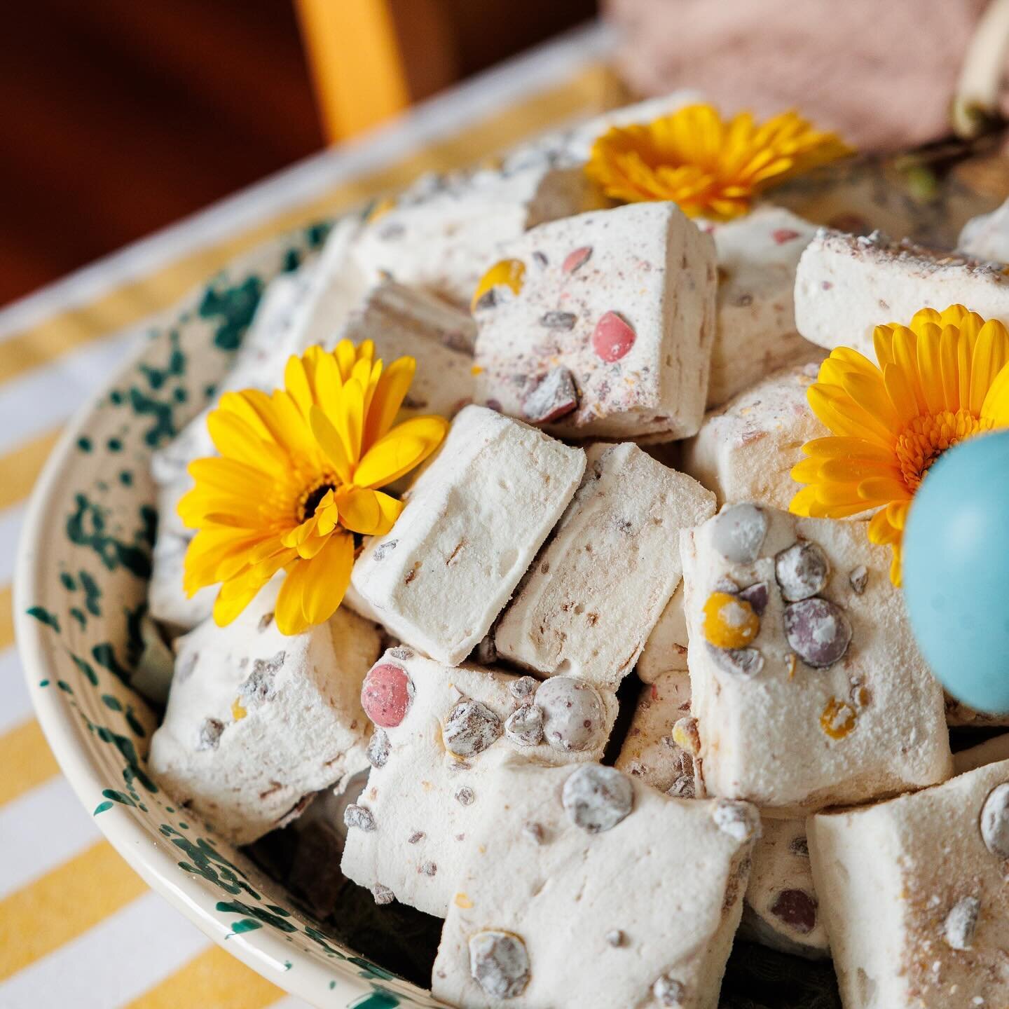 What an absolutely stunning first day of Spring 🌞🌺 🐝🌼 Choosing to believe that we&rsquo;re all in for some glorious weather and leaving the storms far behind ☺️💛

#spring is here #holdontight #brightflowers #marshmallow #minieggs #treatyourself