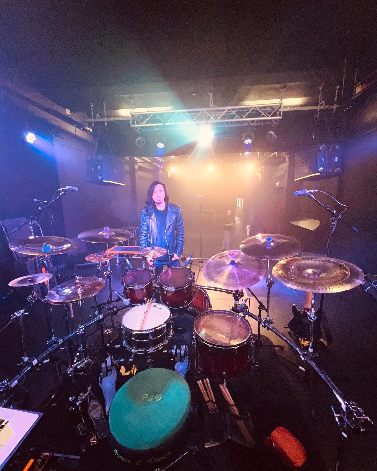 Antwerpen, Belgium tonight 🇧🇪 🤘🏻

@espritdairofficial @diamondblackofficial 
#drums #drummer